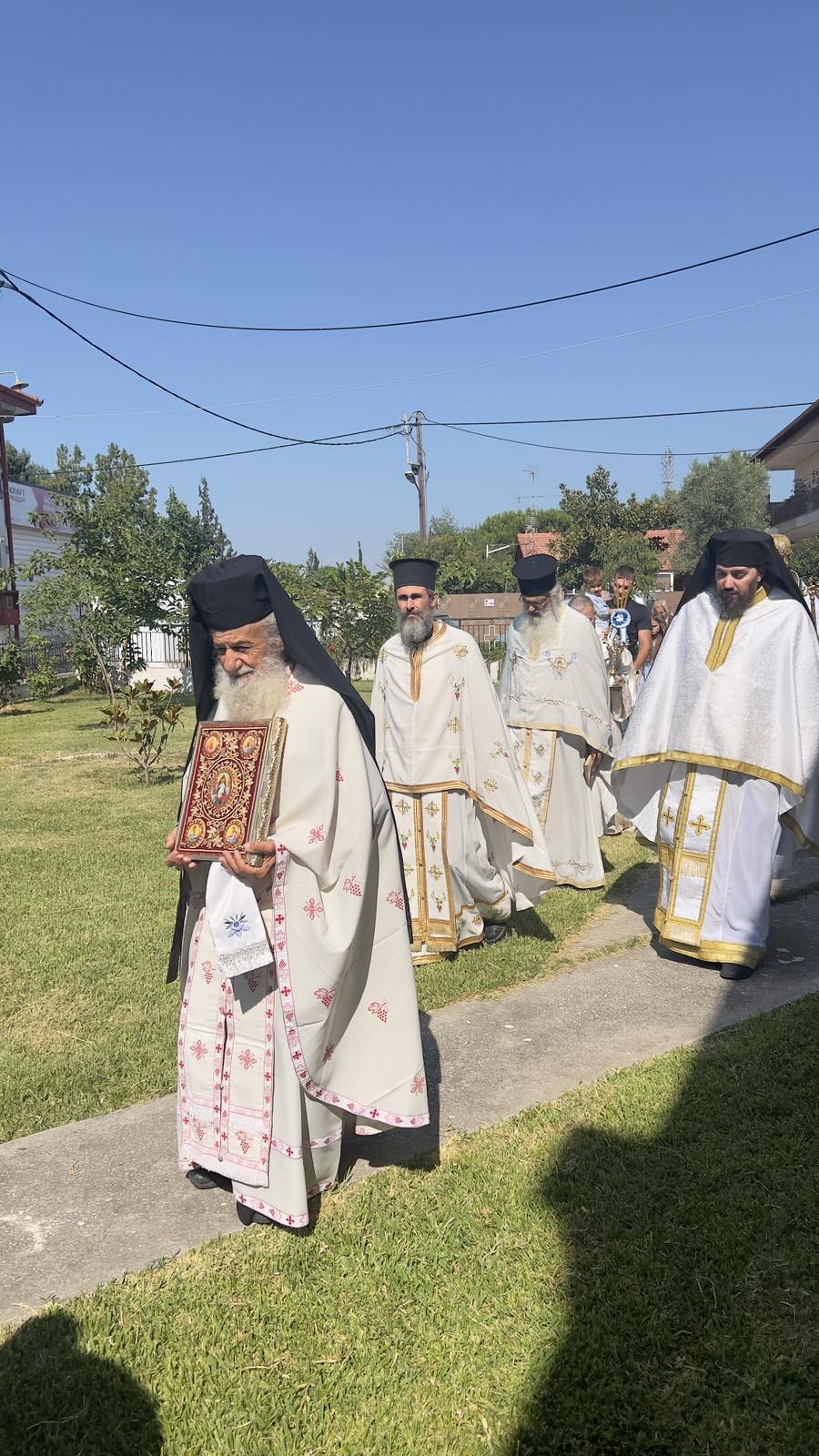 250712 07 Περιφορά 4 ιερείς